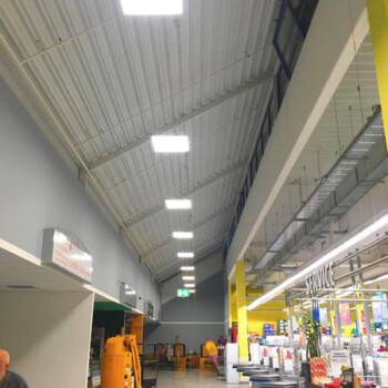 EDEKA E-Center Zippel in Winsen-Aller. Kassenbereich NACH der Umrüstung auf neue Leuchtmittel.